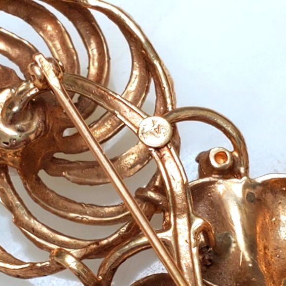 Vintage 14K Yellow Gold DescriptionThis stunning anti Flower Brooch Marked 14k - Picture 10 of 10